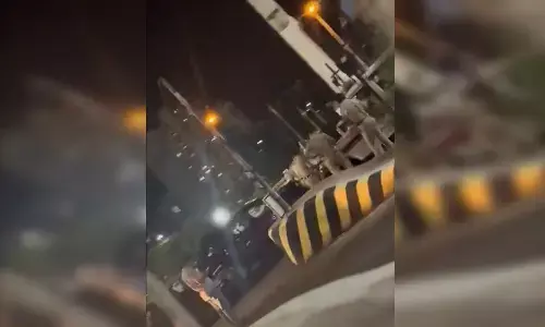 मुंबई के बांद्रा वर्ली सी लिंक हादसे में तीन की मौत, छह घायल मुंबई के बांद्रा वर्ली सी लिंक हादसे में तीन की मौत, छह घायल