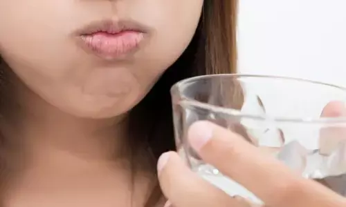 कोविड से लड़ने में मदद कर सकतेे हैं नमक के पानी से गरारे कोविड से लड़ने में मदद कर सकतेे हैं नमक के पानी से गरारे