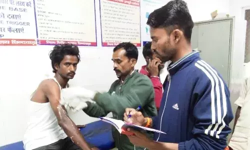 बाघ ने चरवाहे को दबोचा, खींचकर ले जाने लगा तो साथियों ने पत्थर बरसाकर खदेड़ा, बची जान