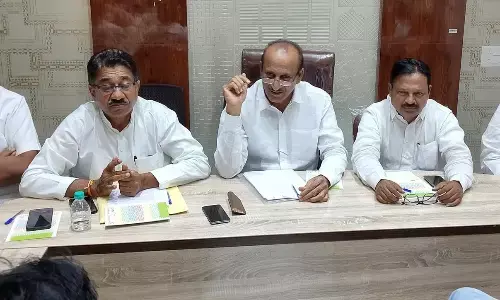 कानून ताक पर रखकर मनमाना काम कर रहे : देशमुख कानून ताक पर रखकर मनमाना काम कर रहे : देशमुख