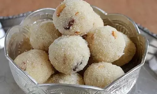 दिवाली पर बनाएं सूजी के लड्डू, इस स्वीट से कराएं मेहमानों का मुंह मीठा