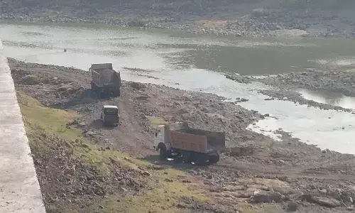 रेत उत्खनन कर रहे तीन जेसीबी जब्त रेत उत्खनन कर रहे तीन जेसीबी जब्त