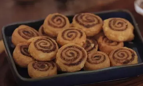 फेस्टिव सीजन में मिठाई से ऊब गया है मन तो ट्राई करें बाकरवड़ी, यहां जानें आसान रेसिपी