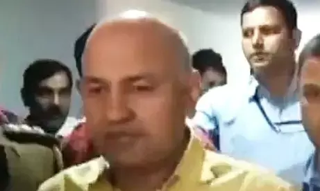 पुलिस हिरासत में मनीष सिसोदिया दिल्ली में बीमार पत्नी से मिले