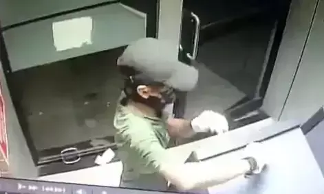 सीसीटीवी कैमरे पर काला पेंट स्प्रे कर एटीएम से लूटे 5 लाख रुपये सीसीटीवी कैमरे पर काला पेंट स्प्रे कर एटीएम से लूटे 5 लाख रुपये