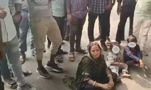 पति-सास की प्रताड़ना से परेशान महिला व्यस्त सड़क पर तीन बच्चों के साथ धरने पर बैठी पति-सास की प्रताड़ना से परेशान महिला व्यस्त सड़क पर तीन बच्चों के साथ धरने पर बैठी