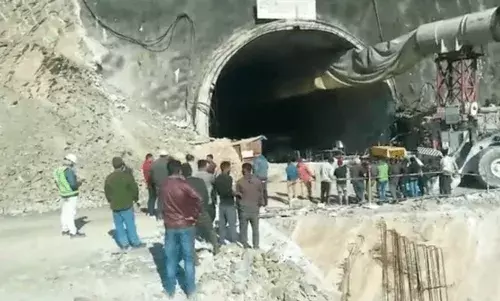 उत्तराखंड में निर्माणाधीन सुरंग में फंसे मजदूरों तक पाइप से सप्लाई की जा रही ऑक्सीजन