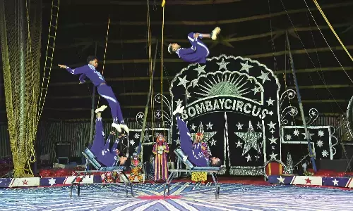 प्रसिद्ध ग्रेट बॉम्बे सर्कस का भव्य उद्घाटन प्रसिद्ध ग्रेट बॉम्बे सर्कस का भव्य उद्घाटन