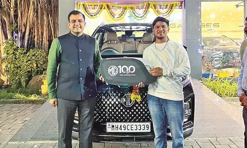 स्वर्ण पदक विजेता ओजस को एमजी हेक्टर डिलीवर स्वर्ण पदक विजेता ओजस को एमजी हेक्टर डिलीवर