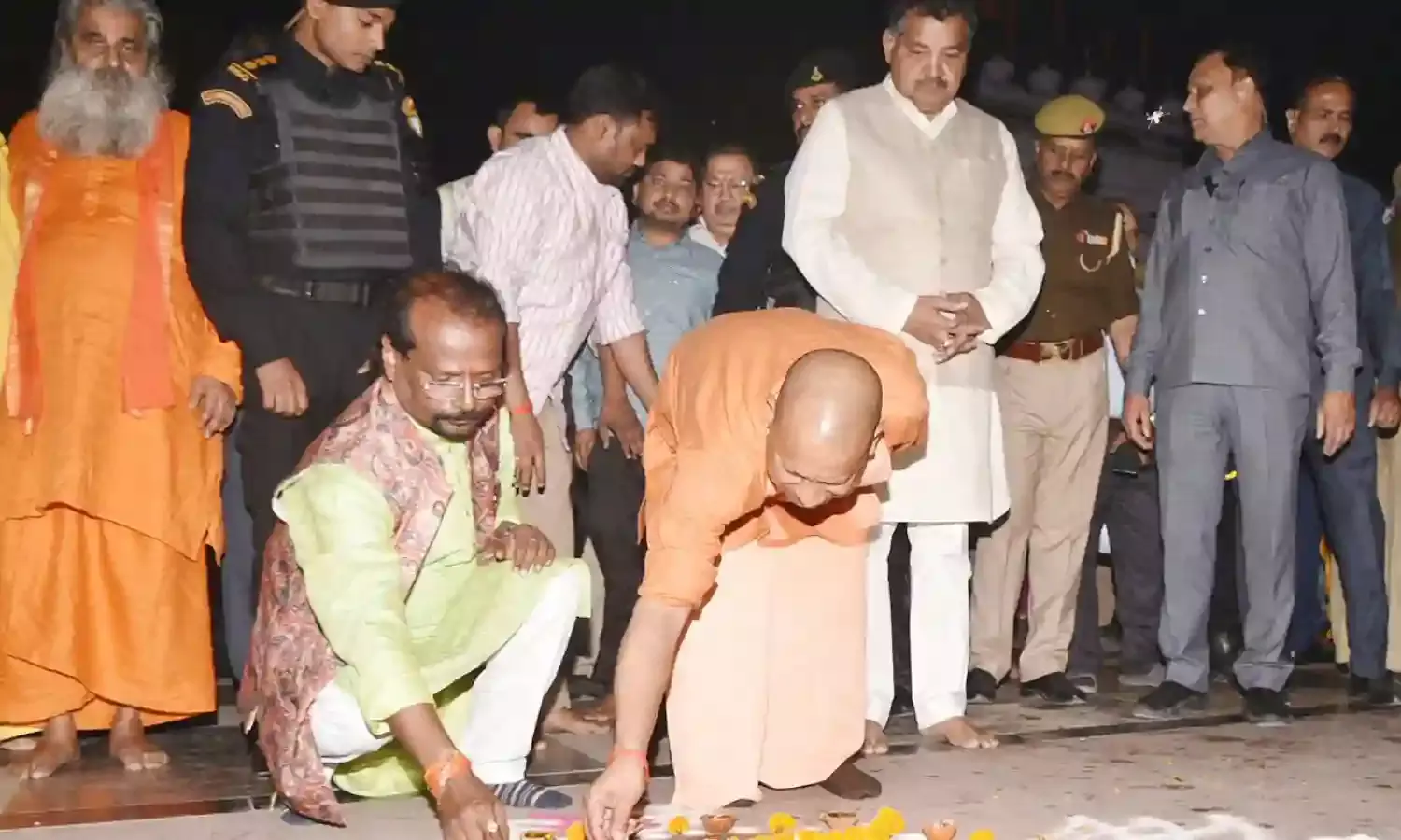 शहीदों की याद में रोशनी से नहाया गोरखनाथ मंदिर