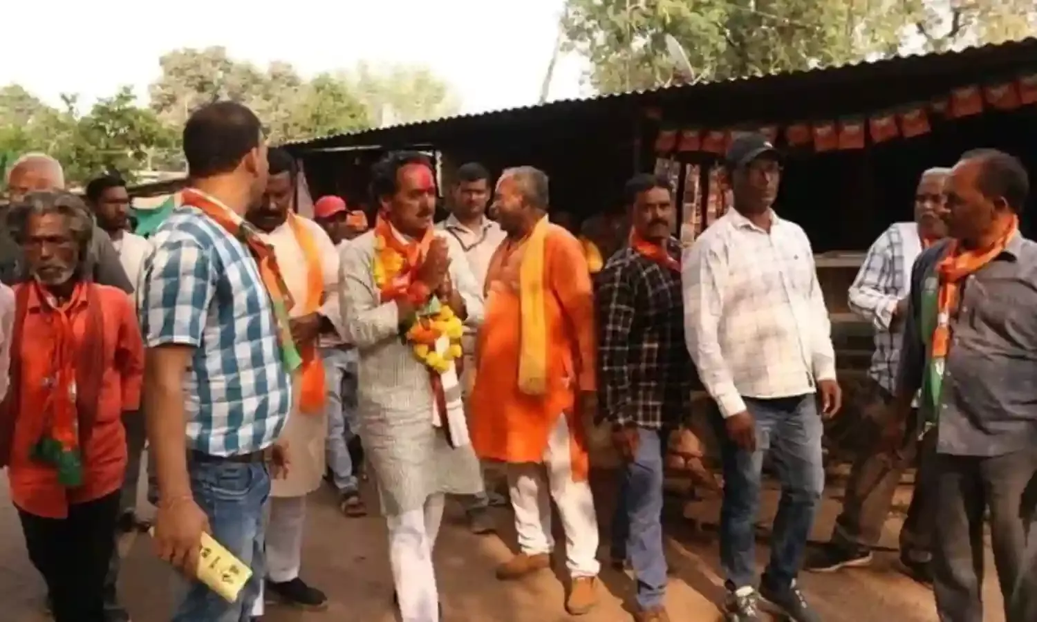 भाजपा प्रत्याशी ब्रजेंद्र प्रताप सिंह ने जनसंपर्क के दौरान नुक्कड सभाओं को किया संबोधित
