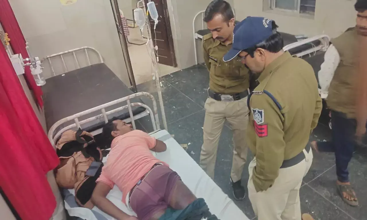 जुआ खेल रहे लोगों पर पुलिस ने बरसांई लाठियां, अस्पताल में हो रहा इलाज