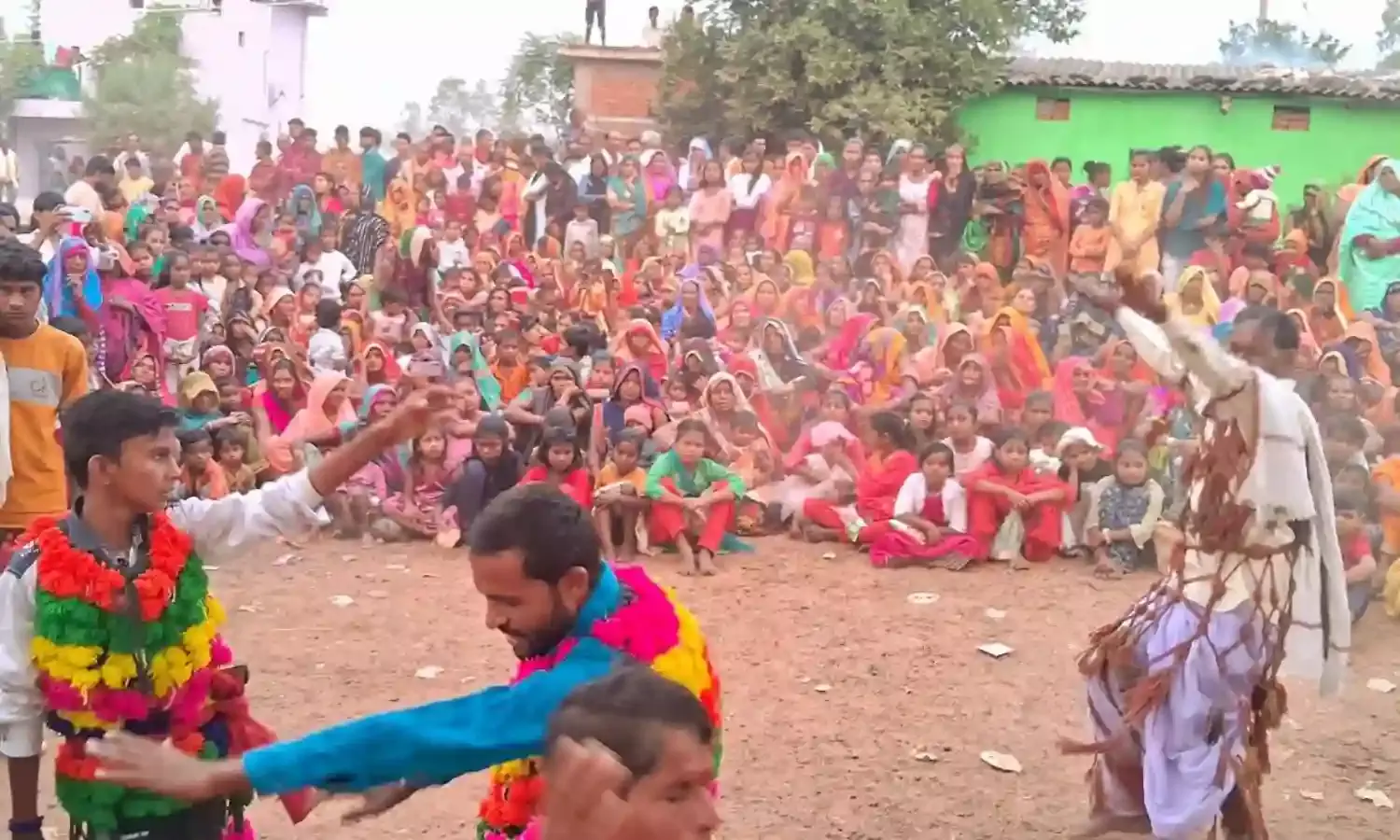 ढोलक की थाप पर थिरके ग्वाल, जमकर हुआ दिवारी नृत्य