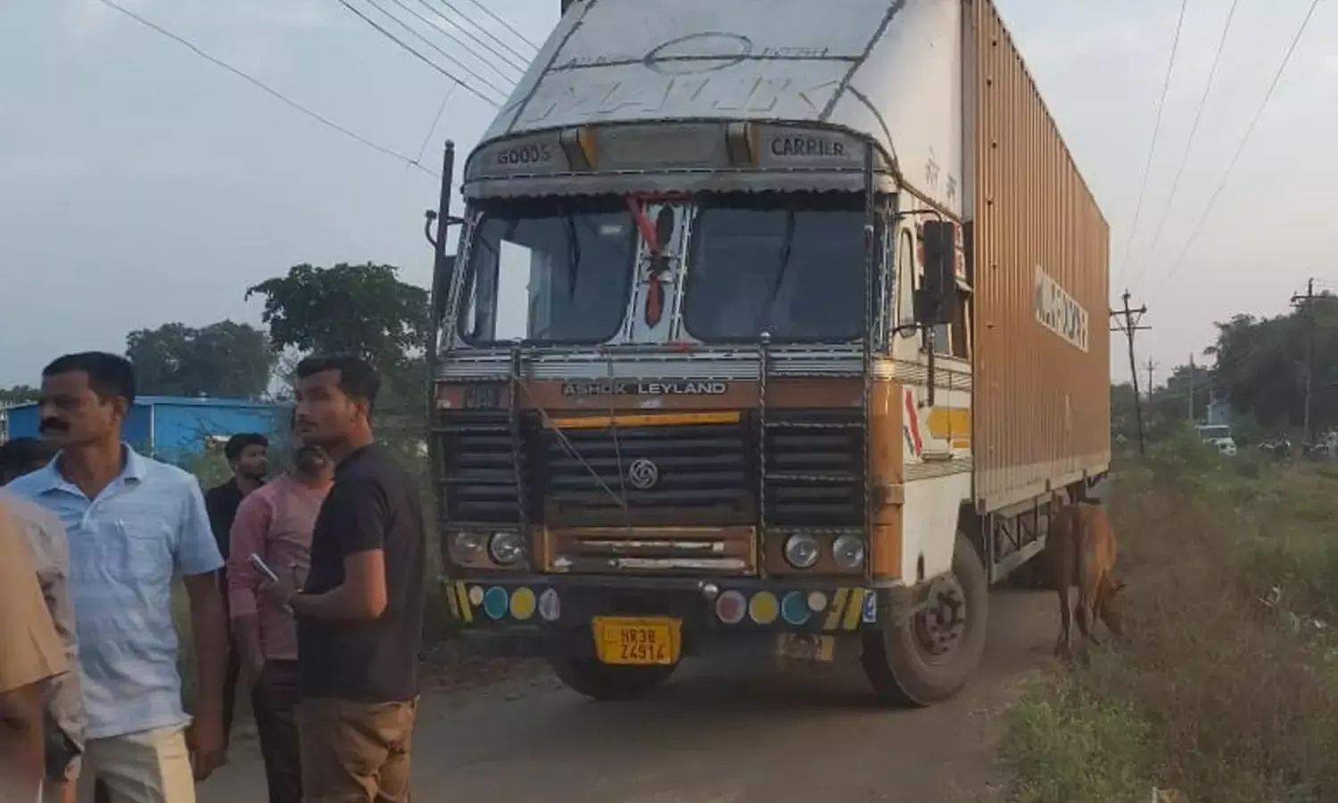 कंटेनर में फंसकर टूटे बिजली के तार