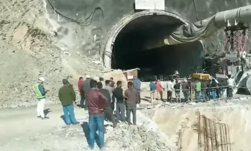 आपदा प्रबंधन सचिव ने सुरंग के अंदर का जायजा लिया, 20 मीटर से ज्यादा मलबा हटवाया