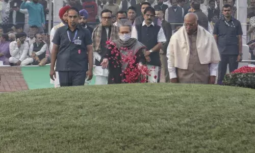 खड़गे, सोनिया व राहुल ने जयंती पर पंड‍ित नेहरू को दी श्रद्धांजलि