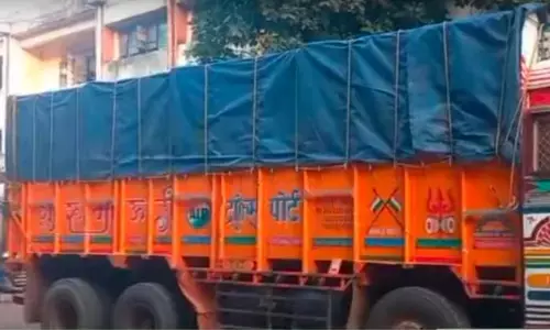 तहसीलदार ने पकड़ा रेत भरा ट्रक, तस्कर ले भागे तहसीलदार ने पकड़ा रेत भरा ट्रक, तस्कर ले भागे