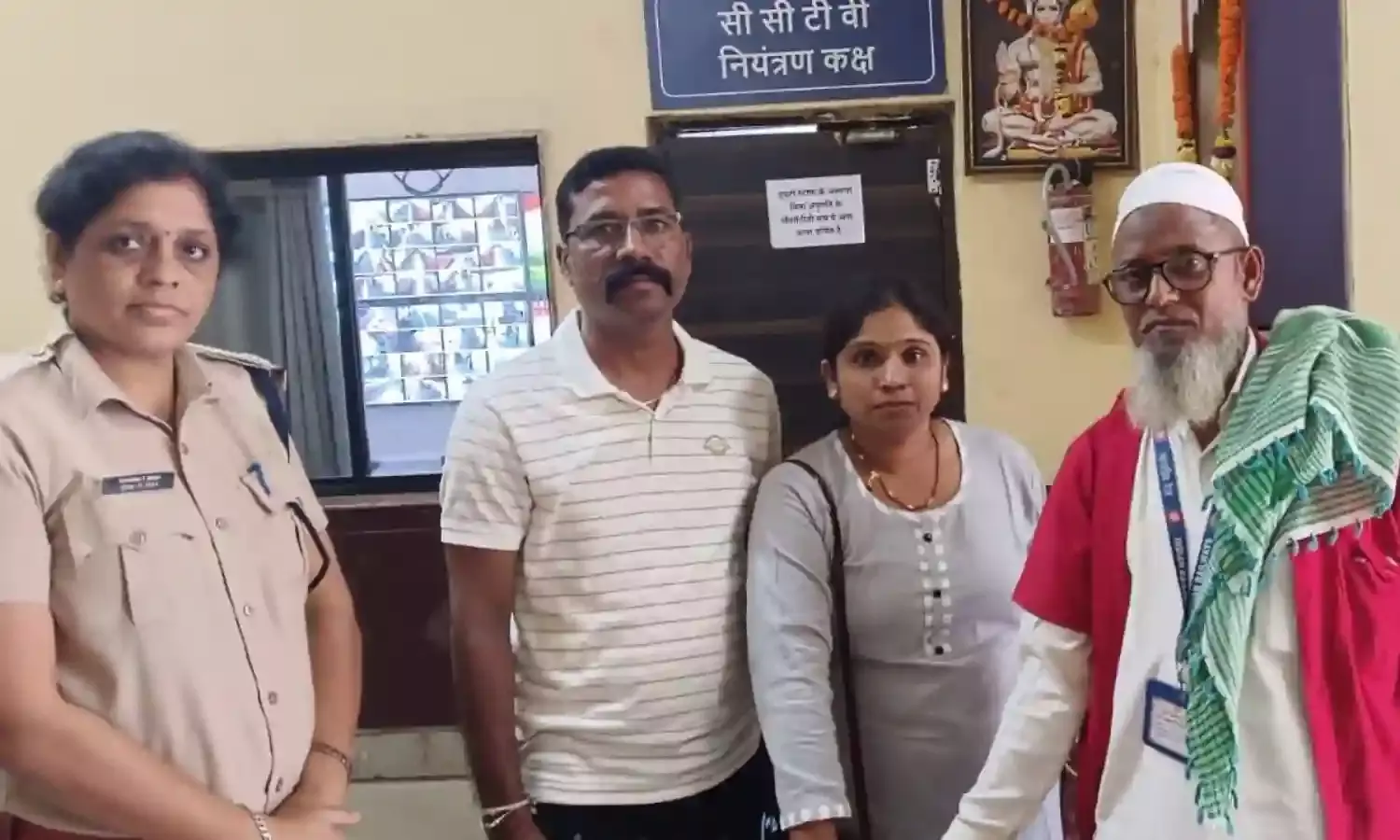 रेलवे स्टेशन की पार्किंग में छूटा बैग कुलियों की सतर्कता से वापस मिला