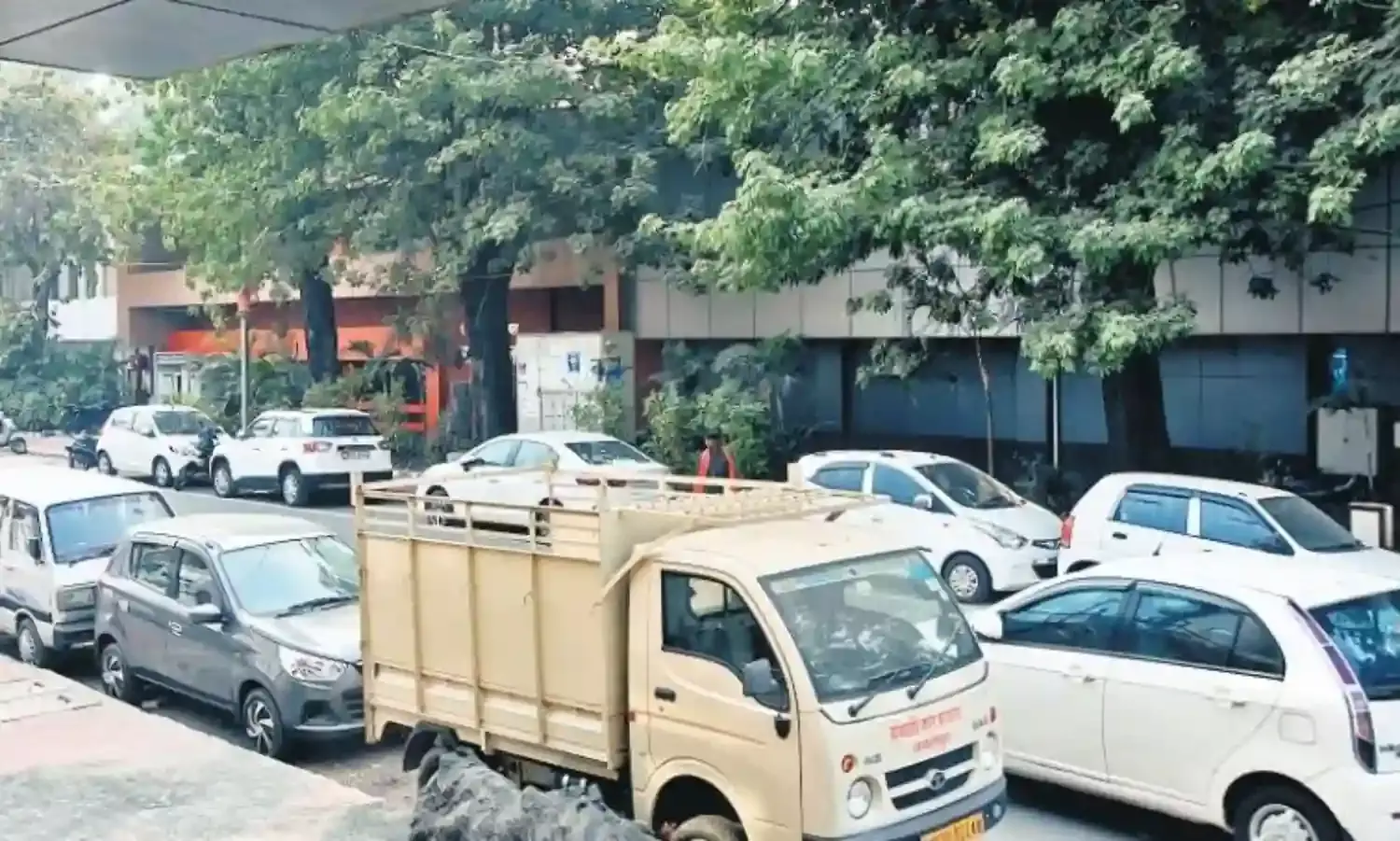 पहली स्मार्ट सड़क को बना डाला पार्किंग स्थल, कब्जों की भी होड़
