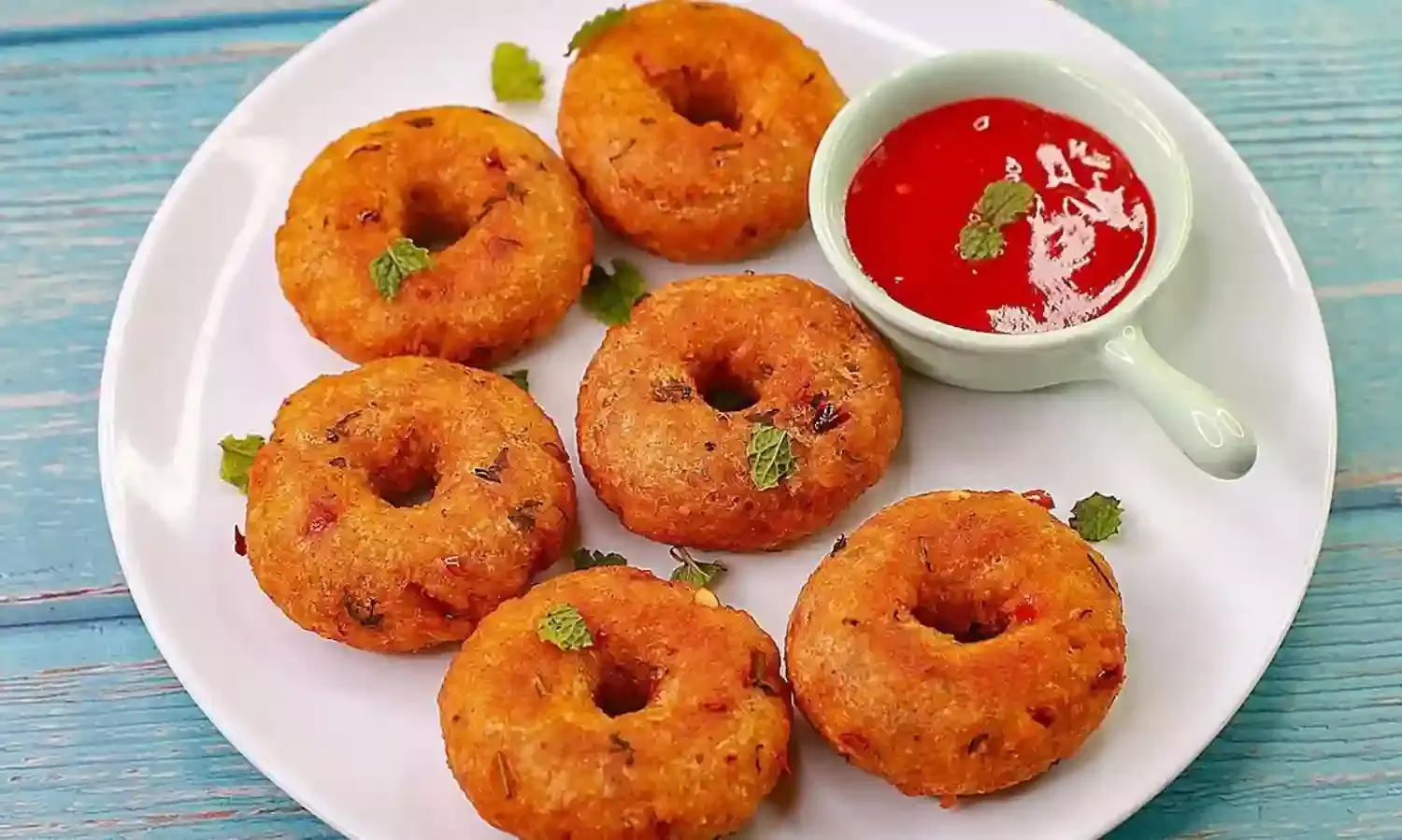 बच्चों के लिए घर पर बनाएं आलू डोनट, इस आसान रेसिपी से