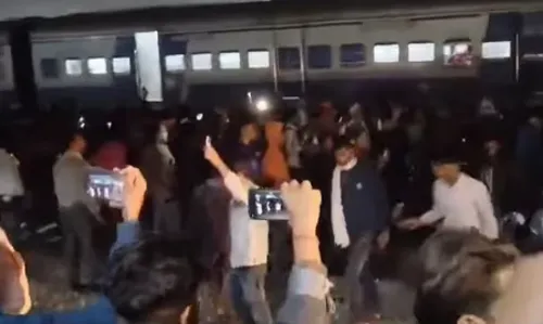 बिहार जाने वाली विशेष ट्रेन रद्द होने पर यात्रियों ने सरहिंद रेलवे स्टेशन पर तोड़फोड़ की बिहार जाने वाली विशेष ट्रेन रद्द होने पर यात्रियों ने सरहिंद रेलवे स्टेशन पर तोड़फोड़ की