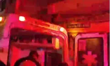 आवासीय इमारत में भीषण आग से बचाने के लिए पिता ने 3 साल के बच्चे को नीचे फेंका