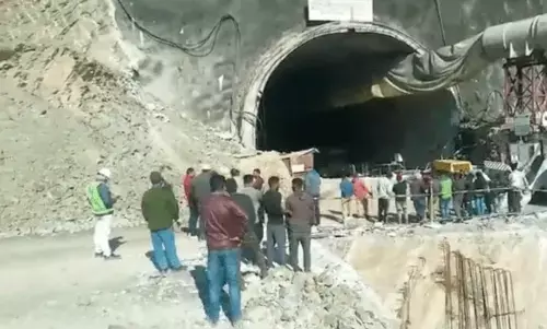 फंसे हुए कुछ मजदूरों ने पाइप के जरिए अपने परिजनों से बात की फंसे हुए कुछ मजदूरों ने पाइप के जरिए अपने परिजनों से बात की