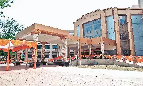 जनरेटर की चपेट में आई बालिका, गंभीर जख्मी जनरेटर की चपेट में आई बालिका, गंभीर जख्मी