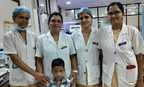 डॉक्टरों के प्रति कृतज्ञता व्यक्त करने पहुंचा बालक