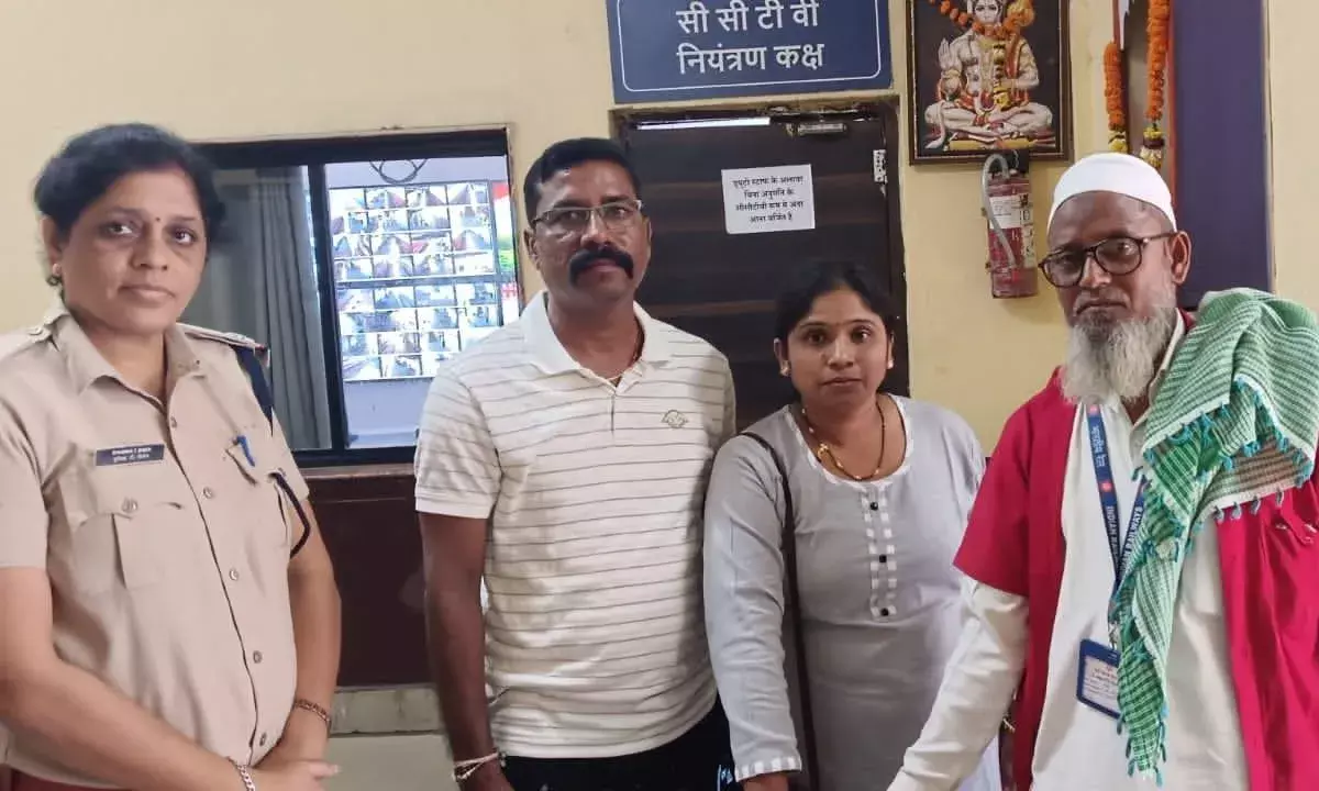 रेलवे स्टेशन की पार्किंग में छूटा बैग कुलियों की सतर्कता से वापस मिला