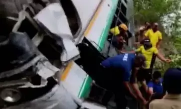 जम्मू-कश्मीर के डोडा में गहरी खाई में गिरी बस; 33 की मौत, 22 घायल जम्मू-कश्मीर के डोडा में गहरी खाई में गिरी बस; 33 की मौत, 22 घायल