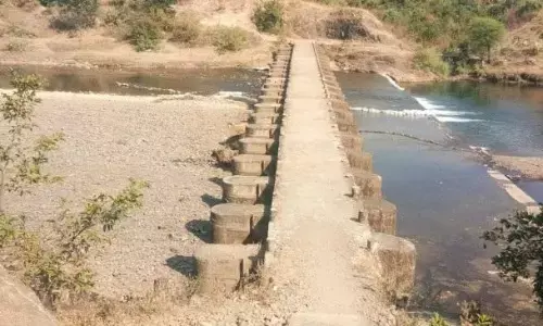 कोल्हापुरी बांधों से बह रहा पानी