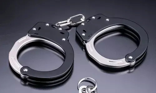 एमसीजी ठेकेदार से रंगदारी वसूलने के आरोप में दो गिरफ्तार एमसीजी ठेकेदार से रंगदारी वसूलने के आरोप में दो गिरफ्तार