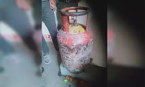 गाजियाबाद में सिलेंडर ब्लास्ट से फर्स्ट फ्लोर की दीवार और छत गिरी, एक महिला घायल