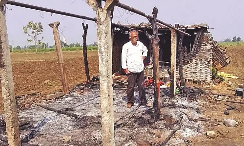 खेत के तबेले में लगी आग, बछड़ा झुलसा
