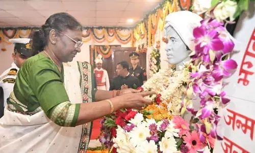 राष्ट्रपति मुर्मू ने भगवान बिरसा मुंडा की प्रतिमा पर पुष्पांजलि अर्पित की राष्ट्रपति मुर्मू ने भगवान बिरसा मुंडा की प्रतिमा पर पुष्पांजलि अर्पित की