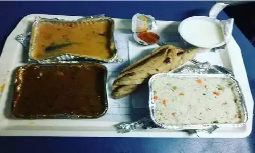 गरीबों को मिलने लगा हक का खाना, आईआरसीटीसी ने मामले में ले लिया है संज्ञान- ठोका भारी जुर्माना गरीबों को मिलने लगा हक का खाना, आईआरसीटीसी ने मामले में ले लिया है संज्ञान- ठोका भारी जुर्माना