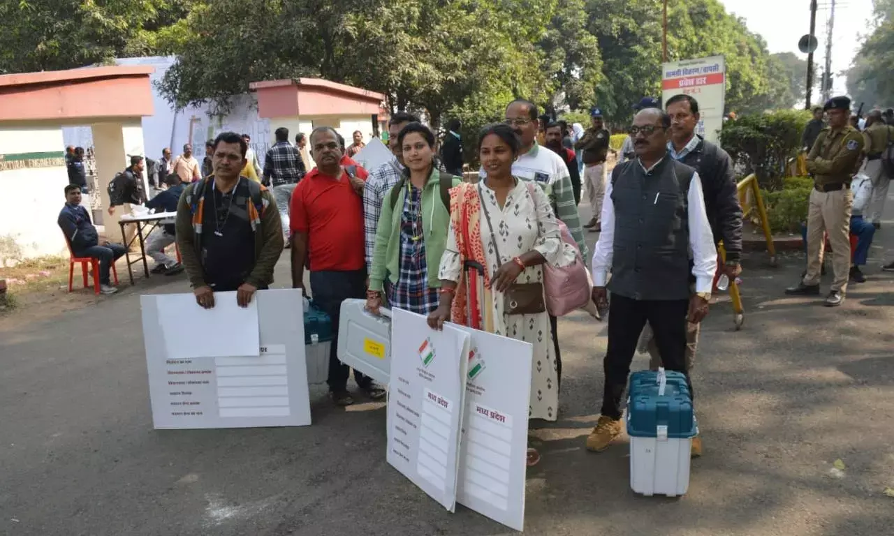 विधानसभा चुनाव 2023 - सामग्री प्राप्त करने के बाद मतदान दलों की रवानगी प्रारम्भ