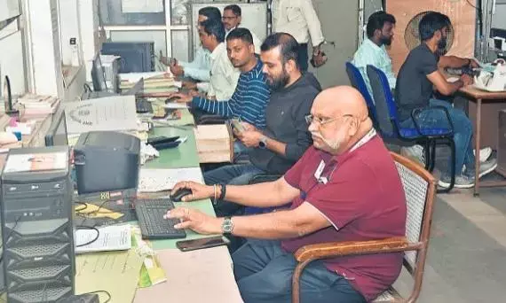 मतदान केंद्र के बाहर कुर्सी टेबल लगाने 12 प्रत्याशियों ने ली अनुमति