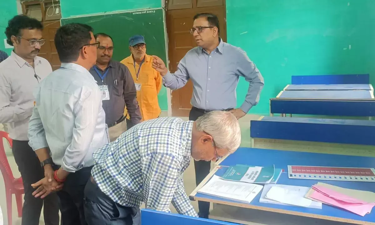 कलेक्टर ने मतदान सामग्री वितरण एवं वापसी की व्यवस्थाओं का लिया जायजा