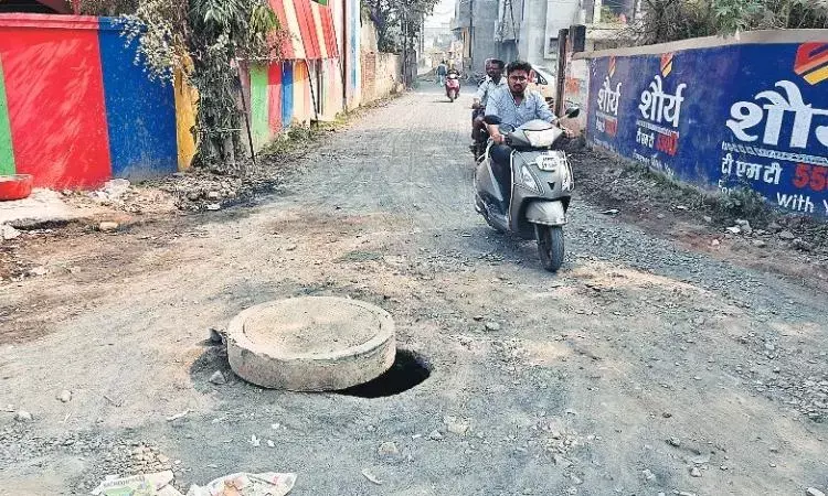 अधूरी बनाकर छोड़ दी कॉलोनी की रोड, हादसों का बढ़ गया खतरा