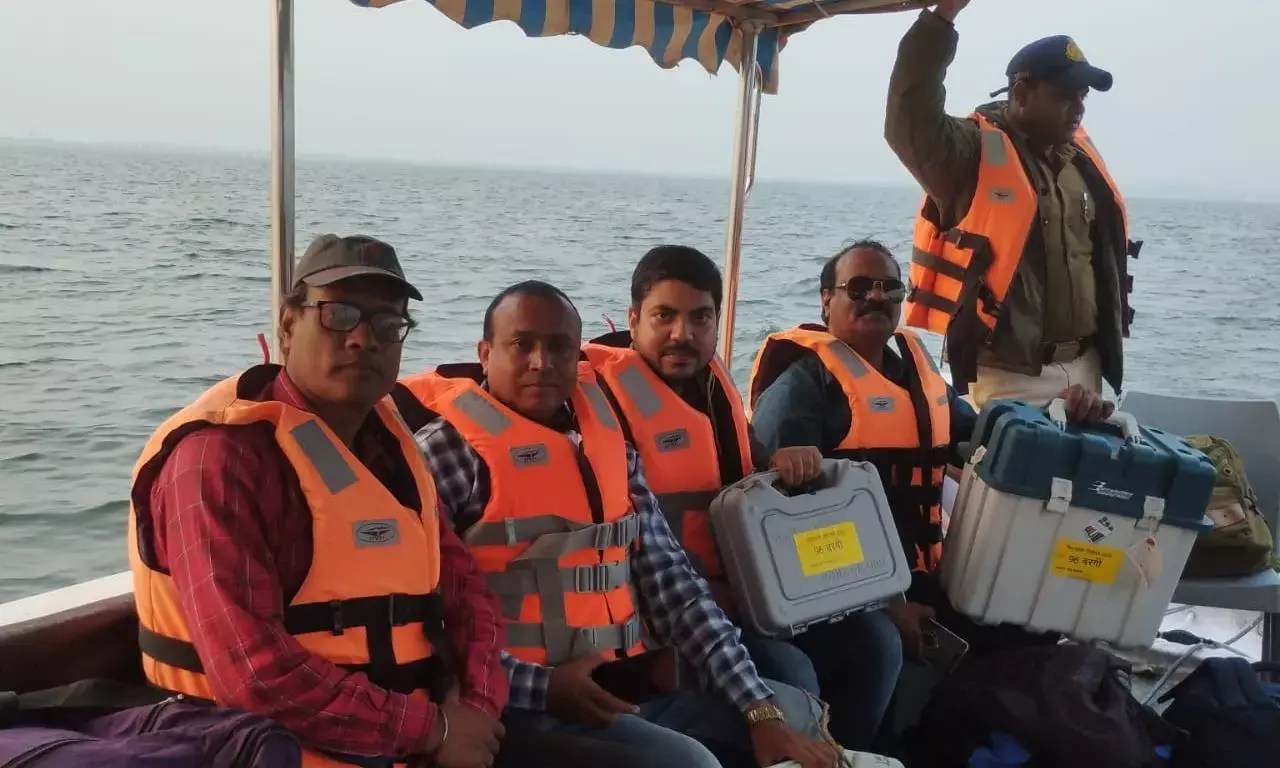 मोटरबोट से डूब प्रभावित ग्राम कठौतिया रवाना हुआ मतदान दल