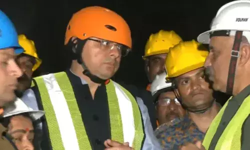 मुख्यमंत्री धामी इंदौर से बुधवार देर रात देहरादून पहुंचे, सुरंग में चल रहे रेस्क्यू ऑपरेशन का अपडेट लिया मुख्यमंत्री धामी इंदौर से बुधवार देर रात देहरादून पहुंचे, सुरंग में चल रहे रेस्क्यू ऑपरेशन का अपडेट लिया