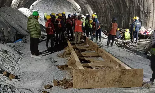 वायुसेना के विमानों से भारी ऑगर मशीनें लाई गईं, रेस्क्यू ऑपरेशन में नॉर्वे और थाईलैंड की टीमों की भी ली जा रही मदद वायुसेना के विमानों से भारी ऑगर मशीनें लाई गईं, रेस्क्यू ऑपरेशन में नॉर्वे और थाईलैंड की टीमों की भी ली जा रही मदद