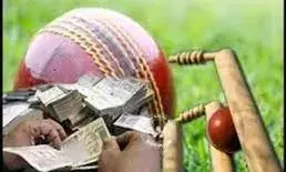 2 सट्टेबाज गिरफ्तार 8 लाख का माल जब्त