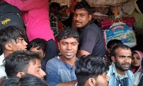 ट्रेन, बस में जगह नहीं, परदेशियों को महापर्व छठ में घर आने में हो रही भारी परेशानी ट्रेन, बस में जगह नहीं, परदेशियों को महापर्व छठ में घर आने में हो रही भारी परेशानी