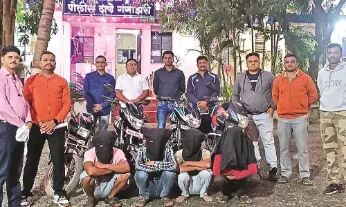 जुआ अड्डे से 1.71 लाख रुपए का माल जब्त, गंगाझरी पुलिस की कार्रवाई जुआ अड्डे से 1.71 लाख रुपए का माल जब्त, गंगाझरी पुलिस की कार्रवाई