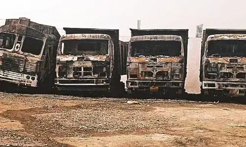 आग लगी या लगाई गई, पांच टिप्पर जलने के मामले में जांच जारी आग लगी या लगाई गई, पांच टिप्पर जलने के मामले में जांच जारी