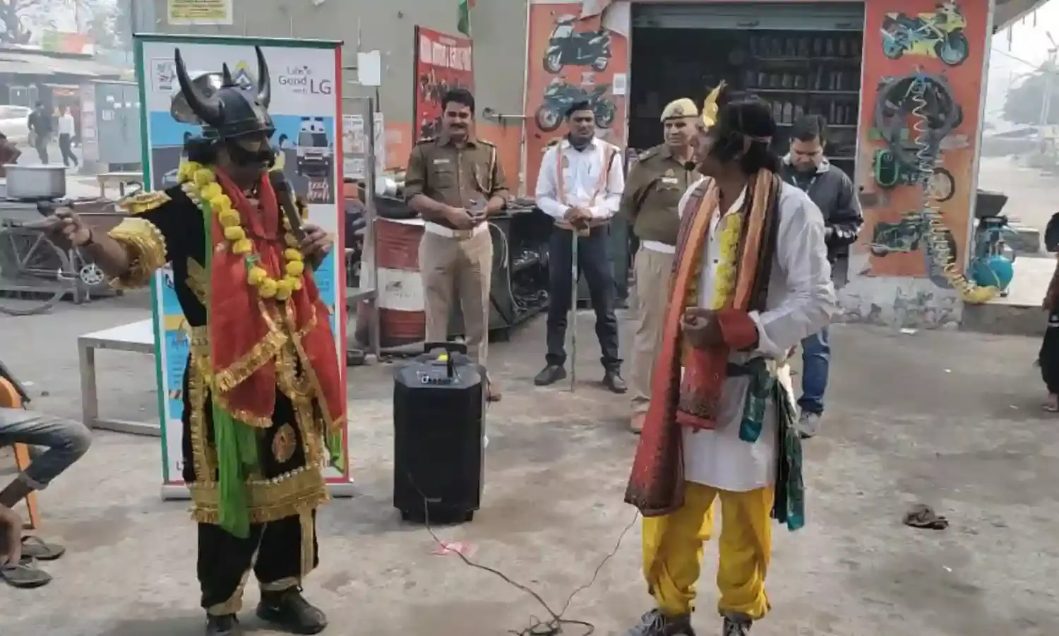 नोएडा में सड़क पर यमराज बनकर घूम रहे ट्रैफिक विभाग के कर्मी, लोगों को कर रहे जागरूक, काटे 5253 चालान