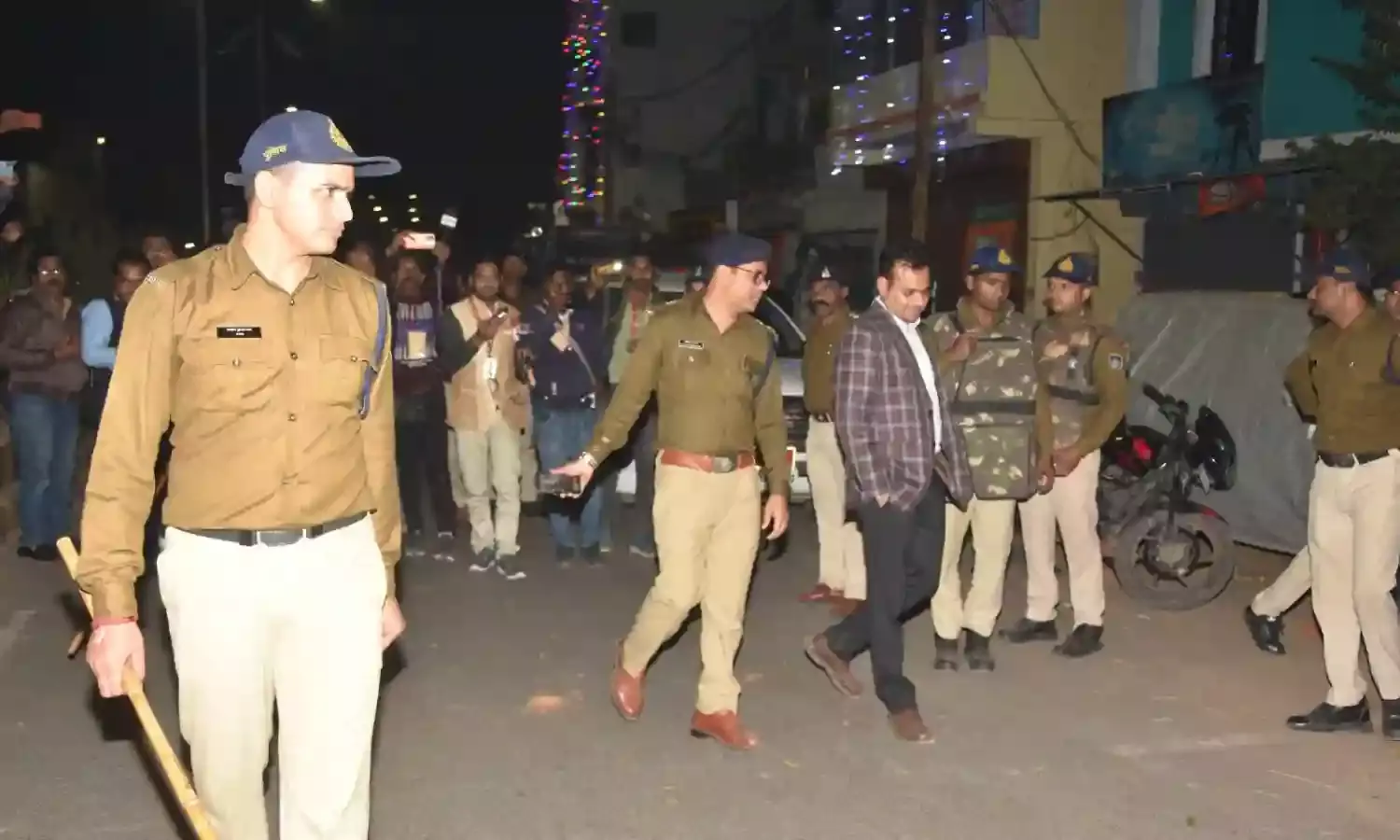 पूर्व विस में भाजपा-कांग्रेस के बीच विवाद, फायरिंग, बमबाजी, पथराव